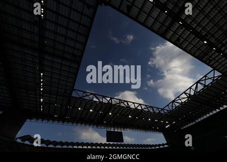 Mailand, Italien, 18. September 2021. Ein allgemeiner Blick auf das Dach aus dem Inneren des Stadions vor dem Spiel der Serie A in Giuseppe Meazza, Mailand. Bildnachweis sollte lauten: Jonathan Moscrop / Sportimage Stockfoto