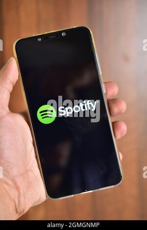 Delhi, Indien, 23. Oktober 2019: Nahaufnahme der Hand, die das Smartphone hält und die Spotify-Anwendung auf dem Bildschirm verwendet. Spotify ist eine Musik-Streaming-Plattform Stockfoto