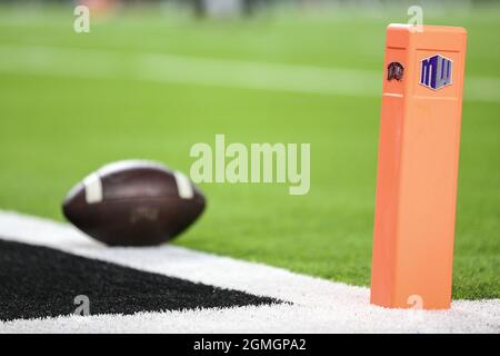 Las Vegas, NV, USA. September 2021. Ein Mast und Fußball, der vor dem Start des NCAA-Fußballspiels mit den Iowa State Cyclones und den UNLV-Rebellen im Allegiant Stadium in Las Vegas, NV, ausgestellt wurde. Christopher Trim/CSM/Alamy Live News Stockfoto