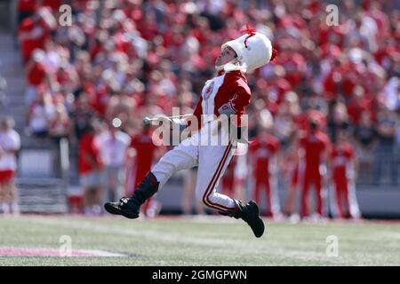 Columbus, Usa. September 2021. Ohio State Buckeyes Drum Major tritt vor dem Spiel Buckeyes gegen den Tulsa Golden Hort am Samstag, 18. September 2021 in Columbus, Ohio, auf. Foto von Aaron Josefczyk/UPI Credit: UPI/Alamy Live News Stockfoto