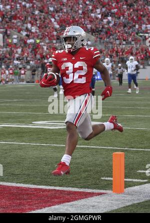 Columbus, Usa. September 2021. Ohio State Buckeys TreVeson Henderson (32) geht am Samstag, den 18. September 2021, in der zweiten Hälfte in Columbus, Ohio, gegen den Tulsa Golden-Unwettern in die Endzone. Foto von Aaron Josefczyk/UPI Credit: UPI/Alamy Live News Stockfoto