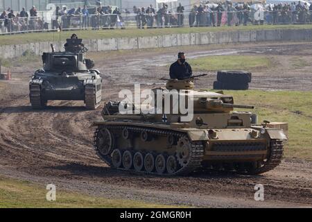 Panzer III und Matilda II im Einsatz während einer Demonstration im Bovington Tank Museum, Dorset, Großbritannien Stockfoto