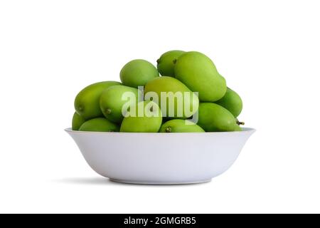 Mangos in einer weißen Schale, isoliert auf weißem Hintergrund, Nahaufnahme Stockfoto