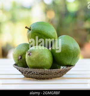 Frische reife Guava-Früchte auf einem Tisch, Seitenansicht Stockfoto