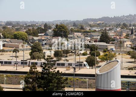 Richmond, Kalifornien, USA - 22. Juli 2021: Ein Bay Area Rapid Transit (BART) Zug fährt in die Richmond Station. Stockfoto