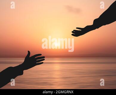 Hand bitten Hilfe von gott und angeheuert Konzept. Helfende Hand gegen Sunrise Ocean Hintergrund. Menschen helfen und Gott Erlösung Konzepte Stockfoto