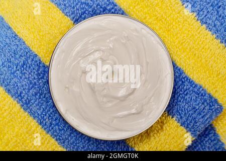 Nahaufnahme des Behälters für kosmetische Creme Stockfoto
