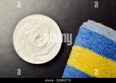 Draufsicht der Kosmetikcreme auf dunklem Hintergrund Stockfoto