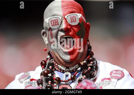 Columbus, Usa. September 2021. Der Ohio State Buckeyes-Fan „Big Nut“ reagiert während des Spiels Buckeyes gegen den Tulsa Golden-Durschnitt am Samstag, den 18. September 2021 in Columbus, Ohio. Foto von Aaron Josefczyk/UPI Credit: UPI/Alamy Live News Stockfoto