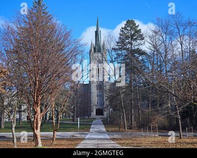 London, Ontario, Kanada - 4. Dezember 2018: Der Campus der Western University, mit einem Pfad durch die Bäume zum Middlesex College Uhrenturm Stockfoto