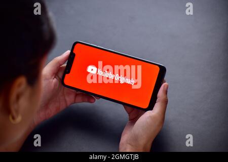 New Delhi, Indien, 17. November 2019:- YouTube-Logo auf dem Smartphone Stockfoto