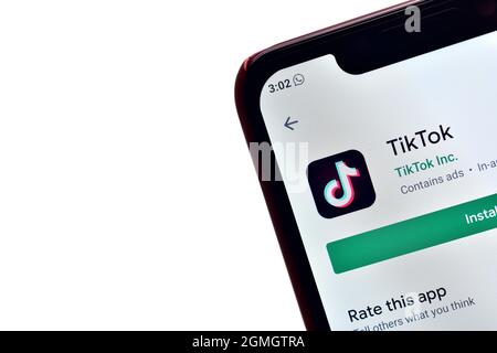 Neu Delhi, Indien - 24. November 2019: tiktok-App auf Smartphone auf weißem Hintergrund, tiktok-App-Logo auf Mobiltelefon Stockfoto