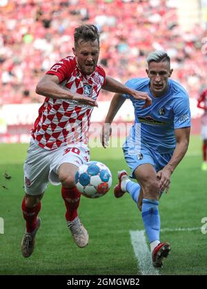 Mainz, Deutschland. September 2021. Silvan Dominic Widmer (L) aus Mainz steht mit Nico Schlotterbeck aus Freiburg beim Bundesligaspiel der ersten Liga zwischen dem FSV Mainz 05 und dem SC Freiburg am 18. September 2021 in Mainz auf dem Spiel. Quelle: Armando Babani/Xinhua/Alamy Live News Stockfoto