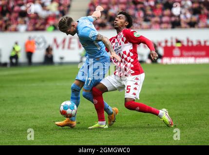 Mainz, Deutschland. September 2021. Jean Paul Boetius (R) aus Mainz steht mit Lukas Kuebler aus Freiburg beim Bundesligaspiel der 1. Liga zwischen dem FSV Mainz 05 und dem SC Freiburg am 18. September 2021 in Mainz auf dem Spiel. Quelle: Armando Babani/Xinhua/Alamy Live News Stockfoto