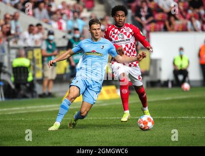 Mainz, Deutschland. September 2021. Jean Paul Boetius (R) aus Mainz steht mit Yannik Keitel aus Freiburg beim Bundesligaspiel der ersten Liga zwischen dem FSV Mainz 05 und dem SC Freiburg am 18. September 2021 in Mainz auf dem Spiel. Quelle: Armando Babani/Xinhua/Alamy Live News Stockfoto