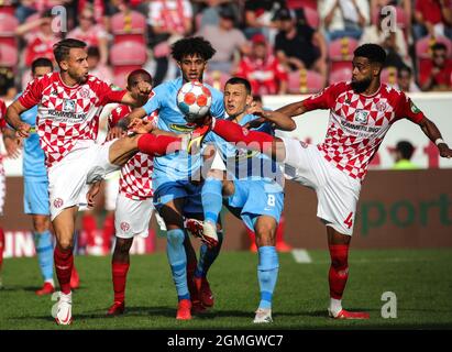 Mainz, Deutschland. September 2021. Die Spieler treten beim Bundesliga-Fußballspiel der ersten Liga zwischen dem FSV Mainz 05 und dem SC Freiburg am 18. September 2021 in Mainz an. Quelle: Armando Babani/Xinhua/Alamy Live News Stockfoto