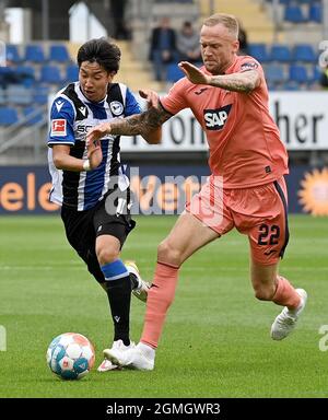 Bielefeld, Deutschland. September 2021. Okugawa Masaya (L) aus Bielefeld steht mit Kevin Vogt aus Hoffenheim während des Bundesliga-Fußballspiels der DSC Arminia Bielefeld und der TSG Hoffenheim am 18. September 2021 in Bielefeld auf dem Spiel. Quelle: Ulrich Hufnagel/Xinhua/Alamy Live News Stockfoto