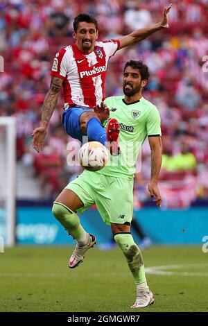 Madrid, Spanien. September 2021. Stefan Savic (TOP) von Atletico de Madrid spielt mit Raul Garcia von Bilbao während eines Fußballspiels der spanischen Liga 1 zwischen Atletico de Madrid und dem Athletic Club Bilbao am 18. September 2021 in Madrid, Spanien. Quelle: Edward F. Peters/Xinhua/Alamy Live News Stockfoto