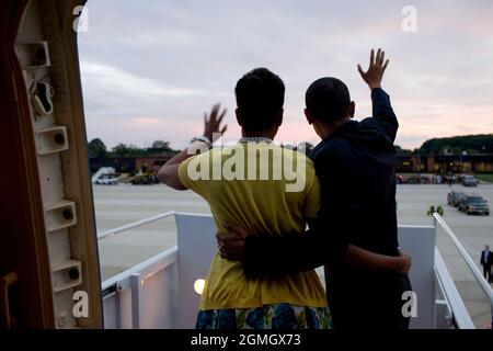 US-Präsident Barack Obama und First Lady Michelle Obama winken von Air Force One, bevor sie nach Moskau, Russland, am 5. Juli 2009 aufbrechen. (Offizielles Foto des Weißen Hauses von Pete Souza) Dieses offizielle Foto des Weißen Hauses wird zur Veröffentlichung durch Nachrichtenorganisationen und/oder zum persönlichen Druck durch die Betreffzeile(en) des Fotos zur Verfügung gestellt. Das Foto darf in keiner Weise manipuliert oder in Materialien, Anzeigen, Produkten oder Werbeaktionen verwendet werden, die in irgendeiner Weise die Zustimmung oder Billigung des Präsidenten, der ersten Familie oder des Weißen Hauses nahelegen. Stockfoto