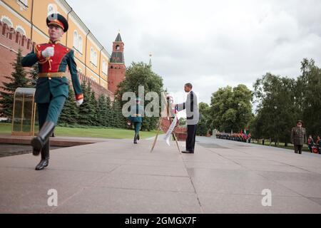 Präsident Barack Obama legt einen Kranz am russischen Grab des unbekannten Soldaten in Moskau, Russland, 6. Juli 2009. (Offizielles Foto des Weißen Hauses von Chuck Kennedy) Dieses offizielle Foto des Weißen Hauses wird zur Veröffentlichung durch Nachrichtenorganisationen und/oder zum persönlichen Druck durch den/die Betreff(e) des Fotos zur Verfügung gestellt. Das Foto darf in keiner Weise manipuliert oder in Materialien, Anzeigen, Produkten oder Werbeaktionen verwendet werden, die in irgendeiner Weise die Zustimmung oder Billigung des Präsidenten, der ersten Familie oder des Weißen Hauses nahelegen. Stockfoto