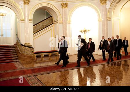 Präsident Barack Obama und sein Gefolge gehen durch die Hallen des Kremls, wo er am 6. Juli 2009 in Moskau, Russland, Treffen mit dem russischen Präsidenten Dmitri Medwedew abgehalten hat. (Offizielles Foto des Weißen Hauses von Pete Souza)Dieses offizielle Foto des Weißen Hauses wird zur Veröffentlichung durch Nachrichtenorganisationen und/oder zum persönlichen Druck durch die Betreffzeile(en) des Fotos zur Verfügung gestellt. Das Foto darf in keiner Weise manipuliert oder in Materialien, Anzeigen, Produkten oder Werbeaktionen verwendet werden, die in irgendeiner Weise die Zustimmung oder Billigung des Präsidenten, der ersten Familie oder des Weißen Hauses nahelegen. Stockfoto