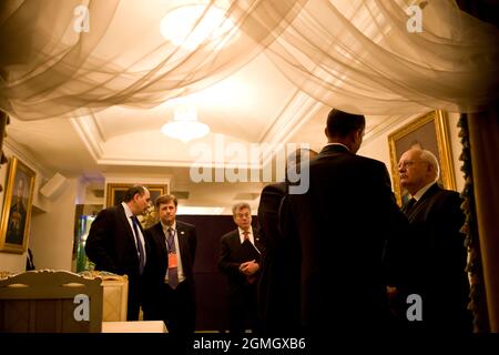 Präsident Barack Obama trifft sich mit dem ehemaligen russischen Präsidenten Michail Gorbatschow in Gostinny Dvor, Russland, 7. Juli 2009. (Offizielles Foto des Weißen Hauses von Pete Souza) Dieses offizielle Foto des Weißen Hauses wird zur Veröffentlichung durch Nachrichtenorganisationen und/oder zum persönlichen Druck durch die Betreffzeile(en) des Fotos zur Verfügung gestellt. Das Foto darf in keiner Weise manipuliert oder in Materialien, Anzeigen, Produkten oder Werbeaktionen verwendet werden, die in irgendeiner Weise die Zustimmung oder Billigung des Präsidenten, der ersten Familie oder des Weißen Hauses nahelegen. Stockfoto