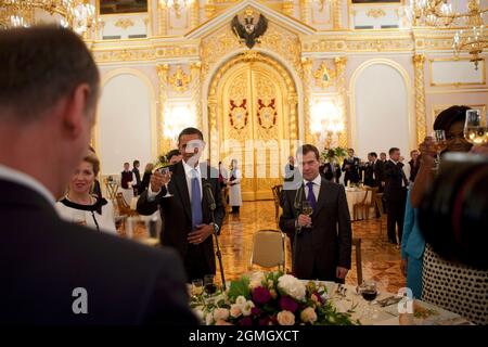 Präsident Barack Obama und First Lady Michelle Obama nehmen an einem Empfang im Kreml mit dem russischen Präsidenten Dimitry Medwedew, seiner Frau Svetlana Medvedeva, Und der russisch-orthodoxe Patriarch Moskau, Russland, 7. Juli 2009 (Offizielles Foto des Weißen Hauses von Pete Souza) Dieses offizielle Foto des Weißen Hauses wird von Nachrichtenorganisationen zur Veröffentlichung und/oder zum persönlichen Druck durch die Betreffenden des Fotos zur Verfügung gestellt. Das Foto darf in keiner Weise manipuliert oder in Materialien, Werbung, Produkten oder Werbeaktionen verwendet werden, die in irgendeiner Weise eine Genehmigung oder Billigung des nahelegen Stockfoto