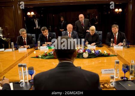 Präsident Barack Obama trifft sich am 7. Juli 2009 mit russischen Oppositionsführern, darunter Gennady Sjuganov Centre, Moskau, Russland. (Offizielles Foto des Weißen Hauses von Pete Souza) Dieses offizielle Foto des Weißen Hauses wird zur Veröffentlichung durch Nachrichtenorganisationen und/oder zum persönlichen Druck durch die Betreffzeile(en) des Fotos zur Verfügung gestellt. Das Foto darf in keiner Weise manipuliert oder in Materialien, Anzeigen, Produkten oder Werbeaktionen verwendet werden, die in irgendeiner Weise die Zustimmung oder Billigung des Präsidenten, der ersten Familie oder des Weißen Hauses nahelegen. Stockfoto