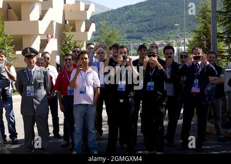 Umstehende beobachten Präsident Barack Obama beim Spaziergang um den G-8-Gipfel in L'Aquila, Italien, 9. Juli 2009.(Offizielles Foto des Weißen Hauses von Pete Souza) Dieses offizielle Foto des Weißen Hauses wird für die Veröffentlichung durch Nachrichtenorganisationen und/oder für den persönlichen Druck durch die Betreffzeile(en) des Fotos zur Verfügung gestellt. Das Foto darf in keiner Weise manipuliert oder in Materialien, Anzeigen, Produkten oder Werbeaktionen verwendet werden, die in irgendeiner Weise die Zustimmung oder Billigung des Präsidenten, der ersten Familie oder des Weißen Hauses nahelegen. Stockfoto