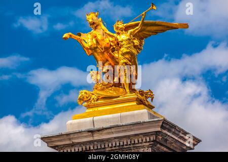 Golden Fame Statue mit geflügeltem Pferd Pont Bridge Alexandre III Paris Frankreich. Die kunstvoll verzierte wunderschöne Brücke über die seine über Paris, erbaut 1900 Stockfoto