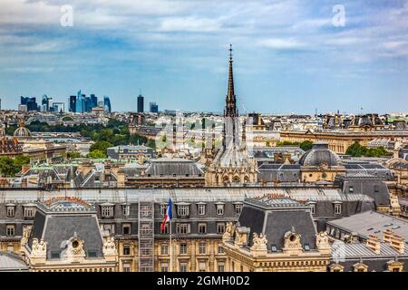 Notre Dame View Saint Chapelle Spire Moderne Gebäude Golden Gate Palace of Justice Court Paris Frankreich. Stockfoto