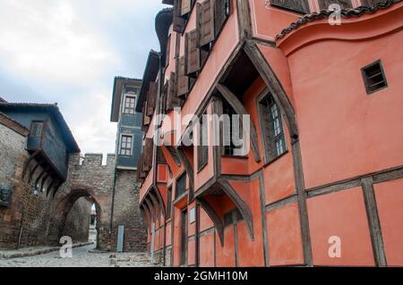 Plovdiv Bulgarien, Reihe von alten Häusern und Hisar Kapia Tor in der Altstadt Stockfoto