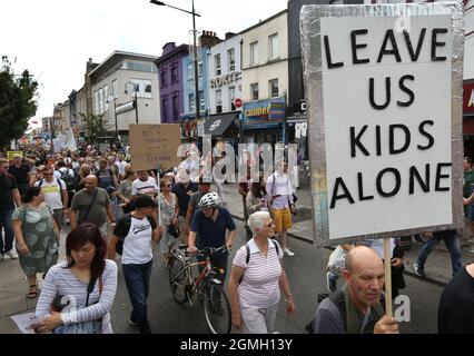 London, Großbritannien. September 2021. Demonstranten halten Plakate, die die Impfung von Kindern kritisieren, während die Demonstranten bei der World Wide Rally for Freedom vom Regent's Park zur Downing Street marschieren. Sie marschieren für ihre Kinder und gegen Kinderimpfungen, Impfpass und künftige Sperren. Der Impfstoffeinlauf für 12-15-Jährige soll in den Schulen beginnen. Kredit: SOPA Images Limited/Alamy Live Nachrichten Stockfoto