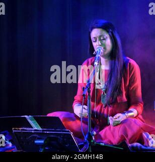 Kalkutta, Indien. September 2021. Frau Sonam Kalra, Musikerin/Sängerin/Songwriterin und Schöpferin beim Sufi Gospel Project aus Neu Delhi, in Kalkata, um das 200. Jahr der Unabhängigkeit von Costa Rica zu feiern. (Foto: Anubrata Mondal/Pacific Press) Quelle: Pacific Press Media Production Corp./Alamy Live News Stockfoto