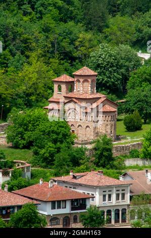 Veliko Tarnovo Bulgarien, Kirche des heiligen Demetrius mit Häusern im Vordergrund Stockfoto