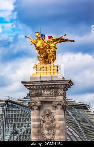 Golden Fame Statue mit geflügeltem Pferd Pont Bridge Alexandre III französische Flagge Grand Palais Paris Frankreich. Brücke über die seine im Jahr 1900 Stockfoto