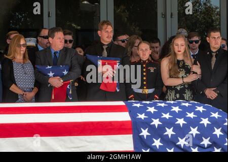 Roseville, Kalifornien, USA. September 2021. Die Schatulle der USMC Marine Sergeant NICOLE L. GEE, 23, verlässt nach ihrem Denkmal den Adventure Campus der Bayside Church. Fallen Marine Sgt. Nicole Gees Vater, der einen gefallenen Soldaten der US-Regierung hält, gab gefaltete Grabfahnen, Richard HERRERA, links in der Mitte, und Nicole's Mann JEROD GEE, rechts in der Mitte, an ihrem Denkmal auf dem Abenteuer Campus der Bayside Church aus. Gee verlor zusammen mit 12 anderen amerikanischen Dienstmitgliedern beim Bombenangriff auf den Flughafen Kabul am 26. August 2021 ihr Leben. Nachdem ein Selbstmordattentäter durch die Massen am Eingang gerissen und umgebracht wurde Stockfoto