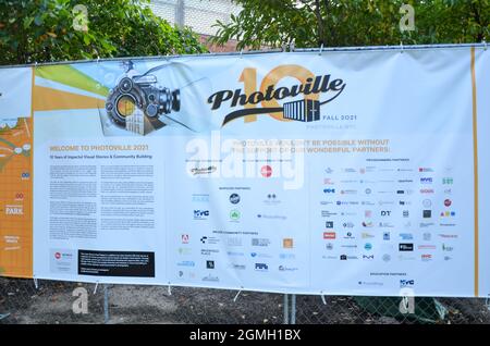 Brooklyn, Usa. September 2021. Photoville Banner mit der Liste der Partner. (Foto von Ryan Rahman/Pacific Press) Quelle: Pacific Press Media Production Corp./Alamy Live News Stockfoto