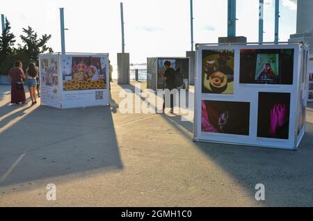 Brooklyn, Usa. September 2021. Die Menschen werden gesehen, wie sie das jährliche Fotofestival genießen, Photoville kehrte nach New York City zurück. Am 18. September 2021 wird im Brooklyn Bridge Park eine Kunstausstellung gezeigt. (Foto von Ryan Rahman/Pacific Press) Quelle: Pacific Press Media Production Corp./Alamy Live News Stockfoto