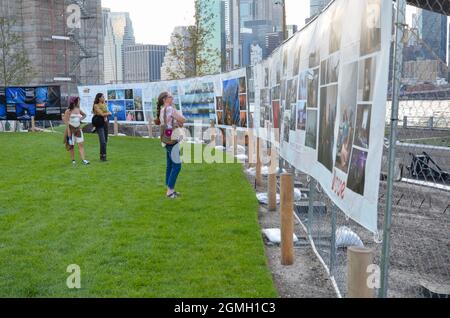 Brooklyn, Usa. September 2021. Die Menschen werden gesehen, wie sie das jährliche Fotofestival genießen, Photoville kehrte nach New York City zurück. Am 18. September 2021 wird im Brooklyn Bridge Park eine Kunstausstellung gezeigt. (Foto von Ryan Rahman/Pacific Press) Quelle: Pacific Press Media Production Corp./Alamy Live News Stockfoto