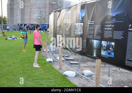 Brooklyn, Usa. September 2021. Die Menschen werden gesehen, wie sie das jährliche Fotofestival genießen, Photoville kehrte nach New York City zurück. Am 18. September 2021 wird im Brooklyn Bridge Park eine Kunstausstellung gezeigt. (Foto von Ryan Rahman/Pacific Press) Quelle: Pacific Press Media Production Corp./Alamy Live News Stockfoto