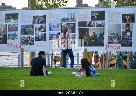 Brooklyn, Usa. September 2021. Die Menschen werden gesehen, wie sie das jährliche Fotofestival genießen, Photoville kehrte nach New York City zurück. Am 18. September 2021 wird im Brooklyn Bridge Park eine Kunstausstellung gezeigt. (Foto von Ryan Rahman/Pacific Press) Quelle: Pacific Press Media Production Corp./Alamy Live News Stockfoto