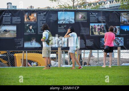 Brooklyn, Usa. September 2021. Die Menschen werden gesehen, wie sie das jährliche Fotofestival genießen, Photoville kehrte nach New York City zurück. Am 18. September 2021 wird im Brooklyn Bridge Park eine Kunstausstellung gezeigt. (Foto von Ryan Rahman/Pacific Press) Quelle: Pacific Press Media Production Corp./Alamy Live News Stockfoto