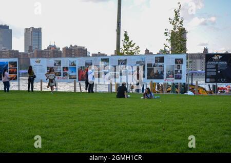 Brooklyn, Usa. September 2021. Die Menschen werden gesehen, wie sie das jährliche Fotofestival genießen, Photoville kehrte nach New York City zurück. Am 18. September 2021 wird im Brooklyn Bridge Park eine Kunstausstellung gezeigt. (Foto von Ryan Rahman/Pacific Press) Quelle: Pacific Press Media Production Corp./Alamy Live News Stockfoto