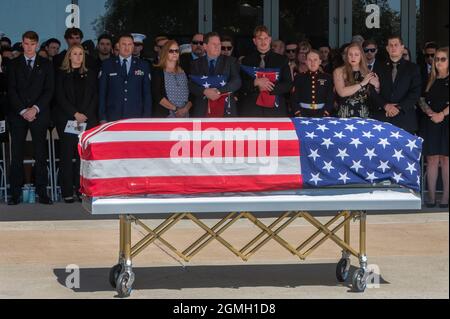 Roseville, Kalifornien, USA. September 2021. USMC Marine Sergeant NICOLE L. GEE, 23, Schatulle auf dem Abenteuer Campus der Bayside Church nach ihrem Denkmal. Fallen Marine Sgt. Nicole Gees Vater, der einen gefallenen Soldaten der US-Regierung hält, gab gefaltete Grabfahnen, Richard HERRERA, links in der Mitte, und Nicole's Mann JEROD GEE, rechts in der Mitte, an ihrem Denkmal auf dem Abenteuer Campus der Bayside Church aus. Gee verlor ihr Leben, eine von 13 amerikanischen Dienstmitgliedern, die es taten, nachdem ein Selbstmordattentäter die Menschenmassen am Eingang des Flughafens von Kabul zerrissen und über 200 Menschen getötet hatte. Nicole war eine Wartungstechnikerin Stockfoto