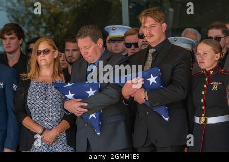 Roseville, Kalifornien, USA. September 2021. Fallen Marine Sgt. Nicole Gees Vater, der einen gefallenen Soldaten der US-Regierung hält, gab gefaltete Grabfahnen, Richard HERRERA, links in der Mitte, und Nicole's Mann JEROD GEE, rechts in der Mitte, an ihrem Denkmal auf dem Abenteuer Campus der Bayside Church aus. Gee verlor zusammen mit 12 anderen amerikanischen Dienstmitgliedern beim Bombenangriff auf den Flughafen Kabul am 26. August 2021 ihr Leben. Nachdem ein Selbstmordattentäter durch die Massen am Eingang gerissen wurde und über 200 Menschen getötet wurden. Nicole war Wartungstechnikerin bei der 24. Marine Expeditionary Unit, Born, Raised und mar Stockfoto