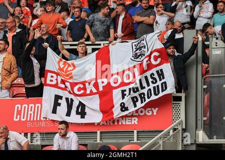 Blackpool-Fans halten eine riesige Flagge hoch, als Blackpool sich auf den Weg machen und 1-2 gewinnen wird Stockfoto