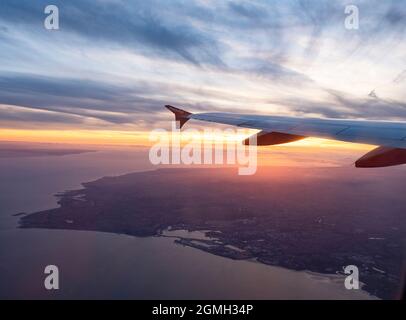 Ein Blick auf den Flügel eines Easyjet-Flugzeugs auf der Strecke zwischen Bristol und Edinburgh, Großbritannien. Stockfoto