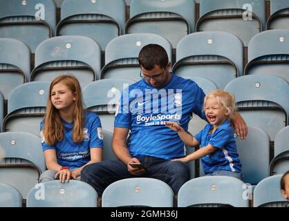 Peterborough, Großbritannien. September 2021. Birmingham City Fans im Stand beim Spiel der Peterborough United gegen Birmingham City EFL Championship, im Weston Homes Stadium, Peterborough, Cambridgeshire. Kredit: Paul Marriott/Alamy Live Nachrichten Stockfoto