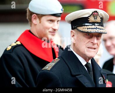 Datei-Foto vom 07/11/13 von dem Herzog von Edinburgh und Prinz Harry, der das Feld der Erinnerung in der Westminster Abbey eröffnet. Der Herzog von Sussex hat zum ersten Mal darüber gesprochen, wie ihm der Herzog von Edinburgh den Raum gab, über den Dienst in Afghanistan zu sprechen. Ausgabedatum: Sonntag, 19. September 2021. Stockfoto